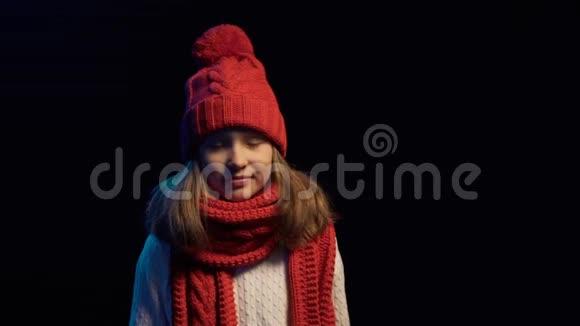 戴着针织冬帽带灯笼的围巾照明灯的小女孩视频的预览图