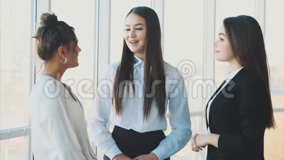 三个商业女孩在生意成功时微笑着聊天视频的预览图