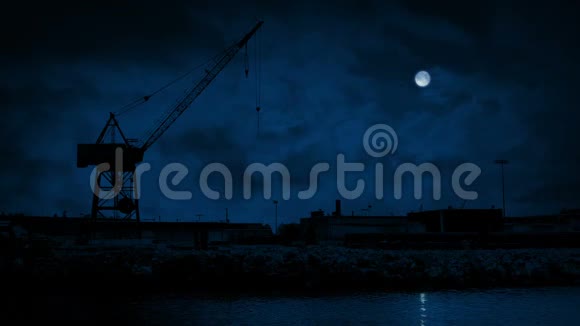 夜间工业区近水的起重机视频的预览图