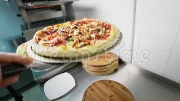 厨师把热比萨饼从烤箱里拿出来视频的预览图
