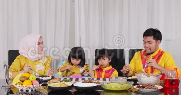 两个穆斯林父母和孩子一起吃饭视频的预览图