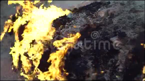 自然燃烧的地面从地下燃烧天然气视频的预览图
