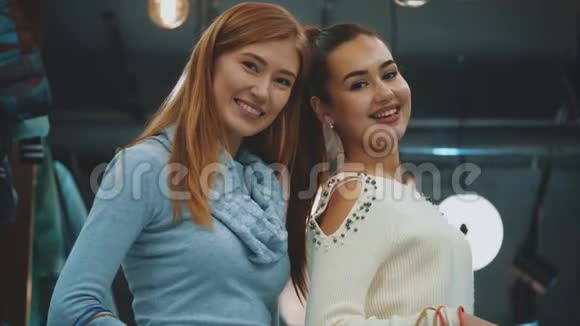 两位美丽的年轻女性在商店里享受购物非常兴奋地收到了购物的巨大乐趣视频的预览图