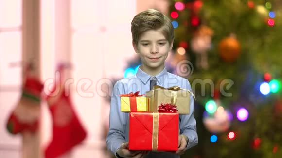 带圣诞礼物的可爱年轻人的肖像视频的预览图
