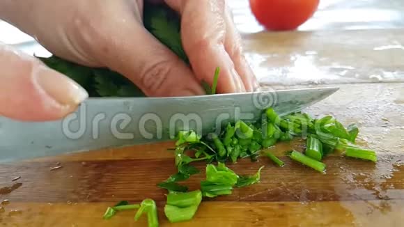 香菜片茶点沙拉节食健康木板营养慢动作视频的预览图