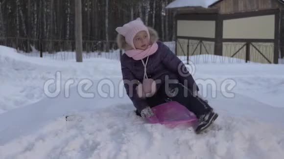 寒假期间骑在雪山上的肖像女孩圣诞节假期视频的预览图