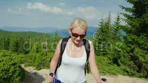 白人中年妇女爬山积极健康的生活方式视频的预览图