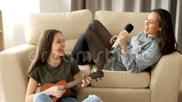 年轻和姐姐在客厅唱歌视频的预览图