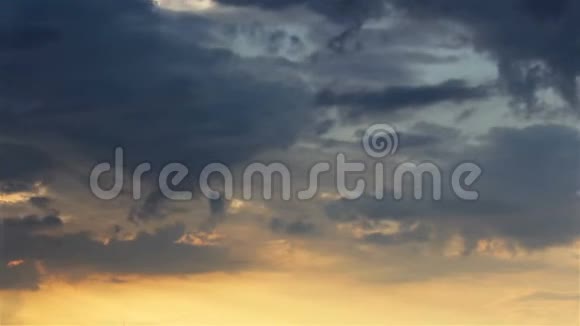 令人惊叹的晚霞与乌云相随视频的预览图