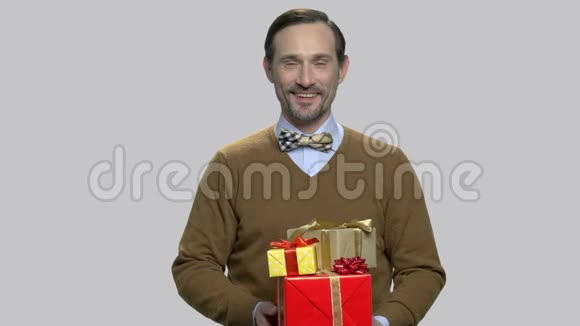 微笑的中年男人送礼物盒视频的预览图