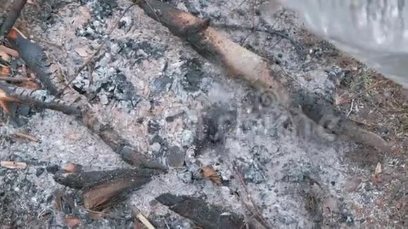 吸烟煤用塑料瓶里的水浇把火扑灭视频的预览图