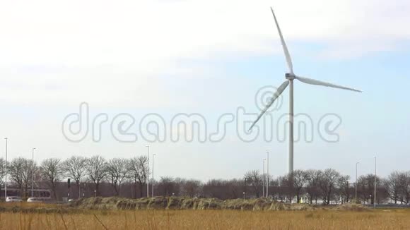 风力涡轮机和火车视频的预览图
