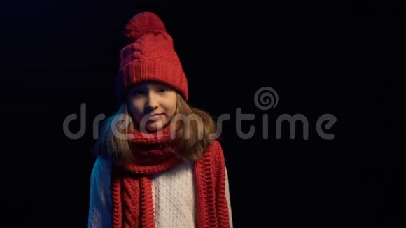 戴着针织冬帽带灯笼的围巾照明灯的小女孩视频的预览图