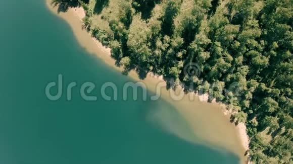 无人机在海岸线上空旋转垂直自上而下视频的预览图
