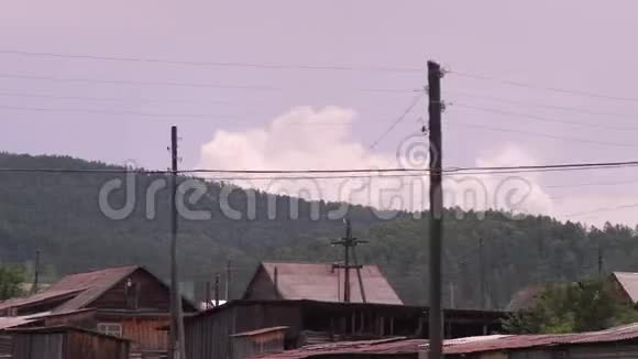 道路村庄和山脉景观房子的屋顶视频的预览图