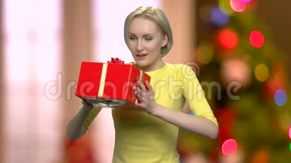 带着圣诞礼盒的兴奋女人视频的预览图