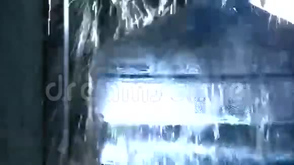 装水的大瓶子视频的预览图