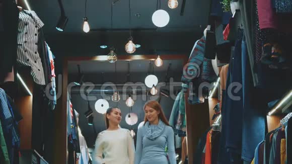 两位美丽的年轻女性在商店里享受购物非常兴奋地收到了购物的巨大乐趣视频的预览图