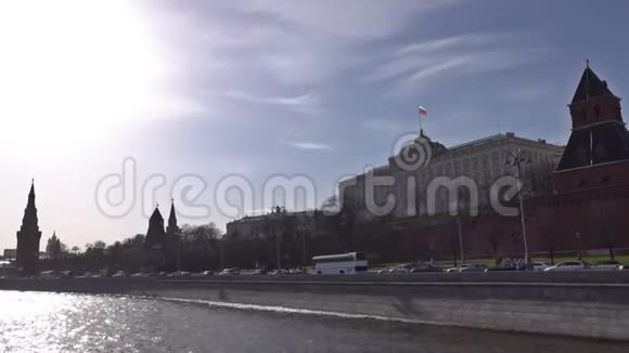 阳光明媚的一天莫斯科河和克里姆林宫的轮廓视频的预览图