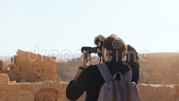 男游客拍照惊艳山景带背包的年轻人拍照自由马萨达以色列4K视频的预览图
