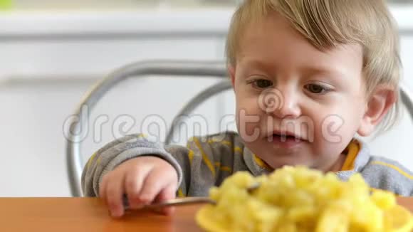 小男孩吃土豆视频的预览图