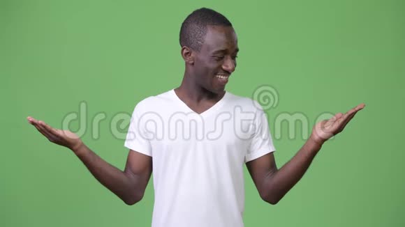 年轻的非洲男人一边微笑一边选择左右视频的预览图