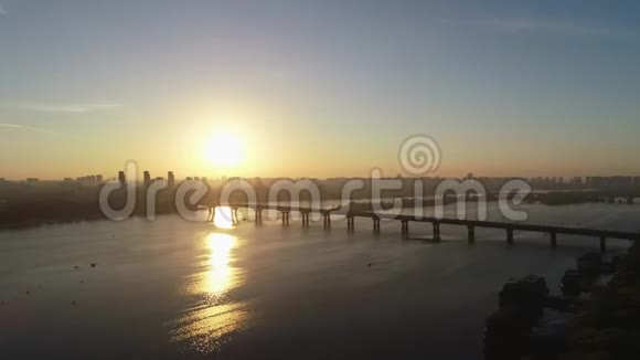 乌克兰基辅黎明时分清晨的帕托纳桥的鸟瞰图视频的预览图