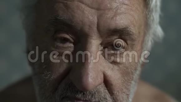 一个悲伤的老人的肖像视频的预览图