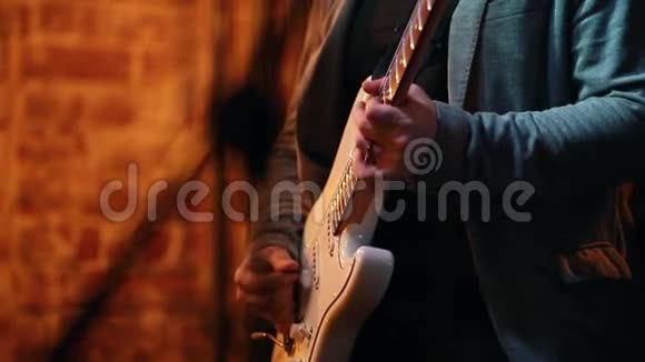 男子在爵士酒吧演奏低音视频的预览图
