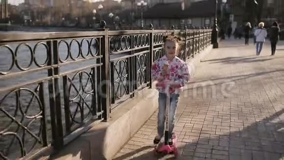 夏天小孩子在公园里骑滑板车可爱的女孩在户外玩耍主动休闲和儿童户外运动视频的预览图