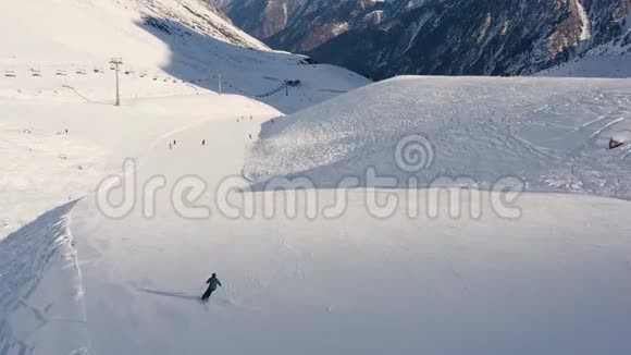 011滑雪场山坡上的滑雪女子视频的预览图