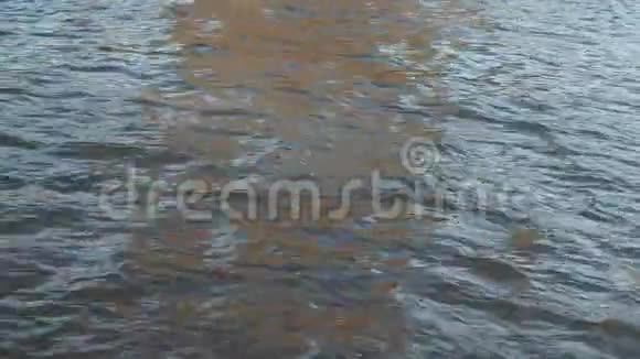 秋天傍晚莫斯科河水面的涟漪视频的预览图