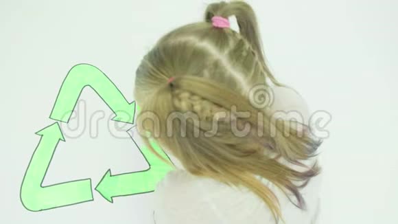 女孩在回收符号的图像中着色视频的预览图
