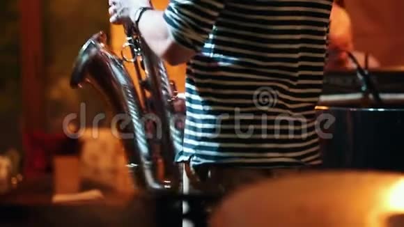 身穿条纹T恤的音乐家在爵士酒吧演奏萨克斯管视频的预览图