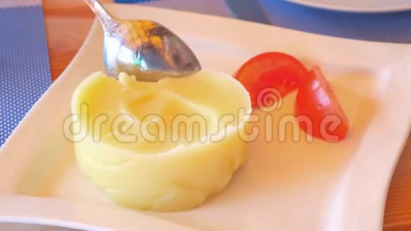 一个女人用勺子拨土豆泥和西红柿它不好吃视频的预览图