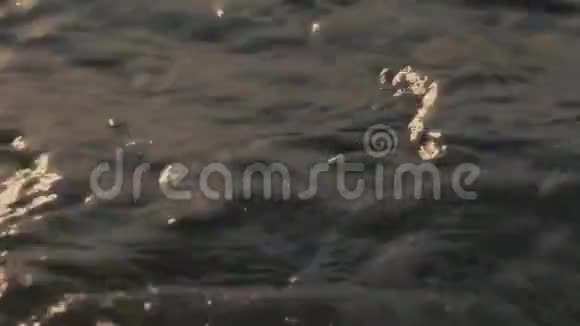 海浪冲刷卵石沙滩特写视频的预览图