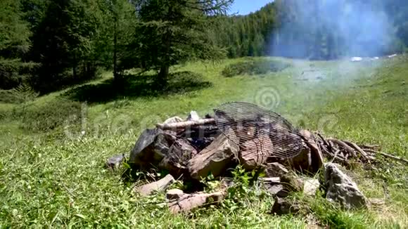 夏季Bivouac营地烧烤4K视频视频的预览图