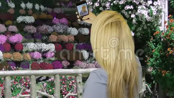 花圃里的美女在手机上自拍视频的预览图