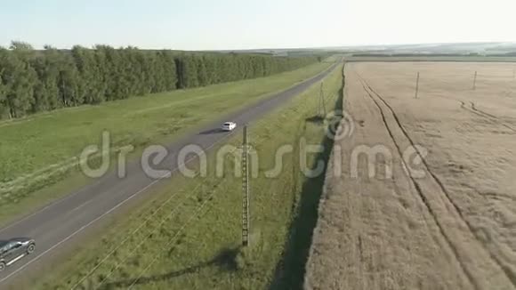 直升机在田野和高速公路上飞过汽车视频的预览图