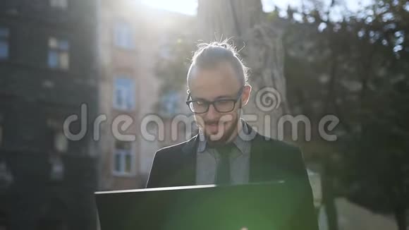 有胡子的男孩在电脑上工作视频的预览图