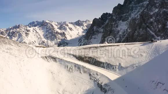 013山滑雪胜地Shymbuly飞越山口视频的预览图