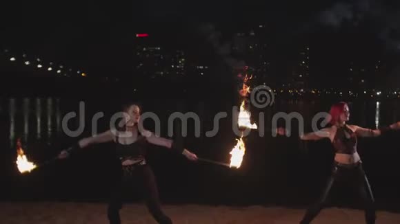女消防队员用点燃的火炬表演视频的预览图
