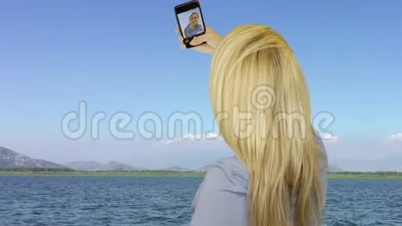 海上游艇漂流时美女在手机上自拍视频的预览图