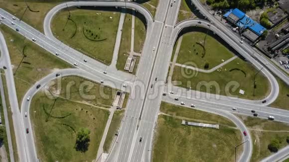 交通枢纽的航空影像交通十字路口的日景图视频的预览图