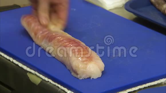生的僧鱼肉切成两半视频的预览图