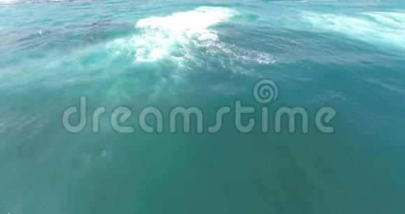 神奇的海洋无限的海洋与直升机射击美丽的海浪飞溅4k视频的预览图