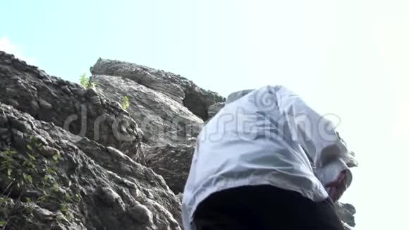 登山者向山顶迈步的后景录像登山运动员登山运动员视频的预览图
