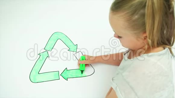 女孩在回收符号的图像中着色视频的预览图