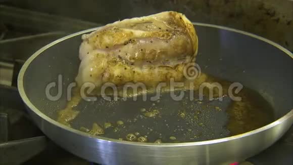 金褐色僧鱼肉视频的预览图