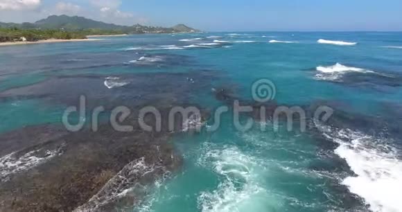 未触及的美空中拍摄美丽的海浪和珊瑚礁自然的异国美景4k视频的预览图